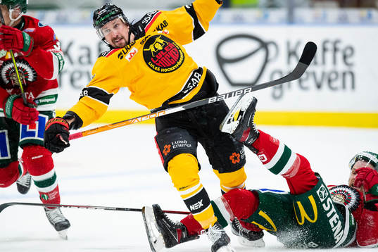 Luleås Sami Lepistö tacklar Frölundas Mats Rosseli Olsen