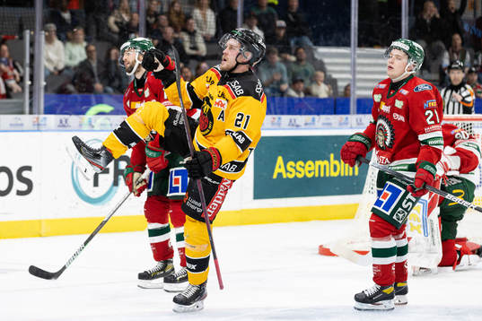 Luleås Juhani Tyrväinen jublar samtidigt som Frölundas