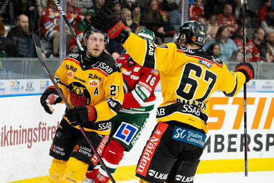 Luleås Juhani Tyrväinen jublar ihop med Linus Omark