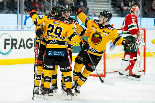 Luleås Linus Fröberg jublar med lagkamrater