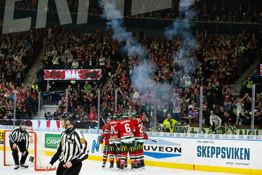 Frölundas Radan Lenc jublar med lagkamrater