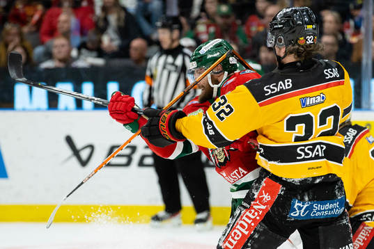 Luleås Oscar Engsund bryter sin klubba på Frölundas Jan