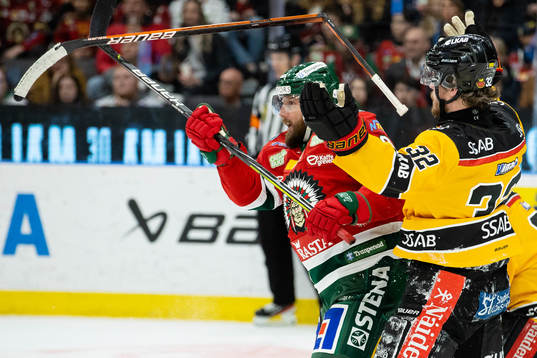 Luleås Oscar Engsund bryter sin klubba på Frölundas Jan