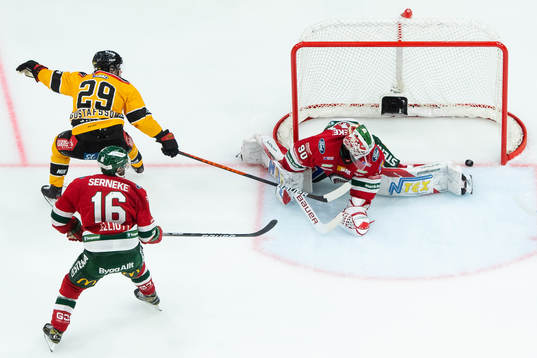 Luleås Erik Gustafsson gör 1-3 bakom Frölundas målvakt
