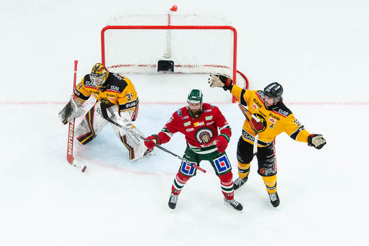 Luleås Oscar Engsund bryter sin klubba på Frölundas Jan