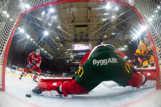 Luleås Erik Gustafsson gör 1-3 på Frölundas målvakt