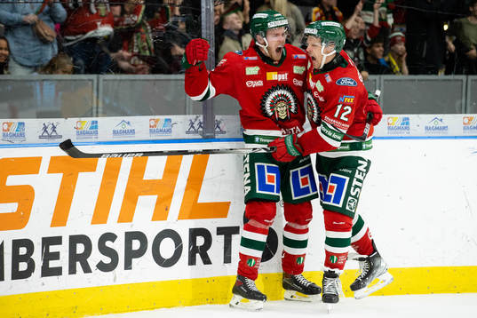 Frölundas Filip Johansson jublar ihop med Max Friberg