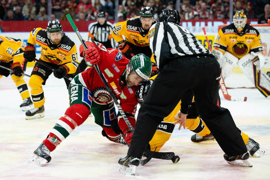 Frölundas Joel Lundqvist tekar mot Luleås Juhani