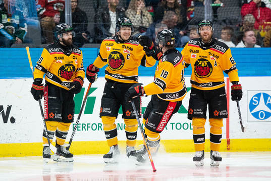 Luleås Erik Gustafsson jublar med lagkamrater
