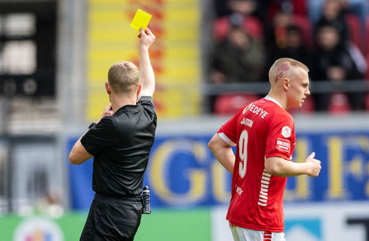 Domare Fredrik Klitte varnar Kalmars Isak Jansson