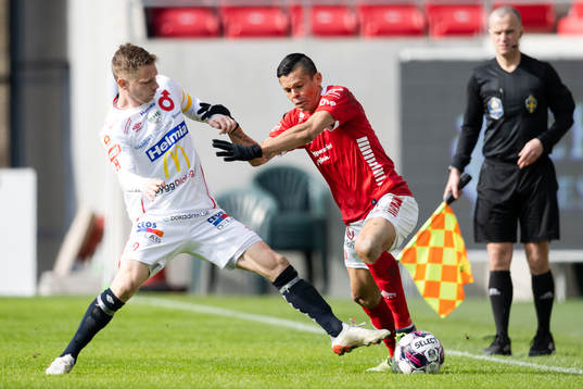Degerfors Johan Bertilsson och Kalmars Romario Pereira