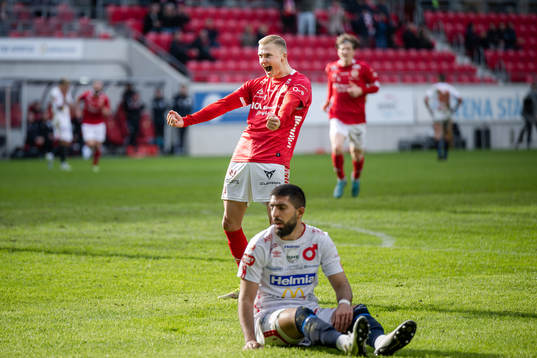Kalmars Davíd Kristján Ólafsson jublar samtidigt som