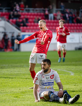 Kalmars Davíd Kristján Ólafsson jublar samtidigt som