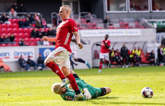 Kalmars Isak Jansson och Degerfors målvakt Alfie Malik
