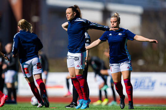 Janni Bøgild Thomsen of Vålerenga warms up