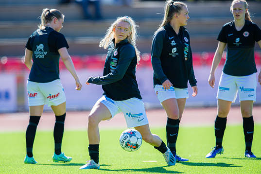 Madelen Koldal Holme of Arna-Bjørnar warms up
