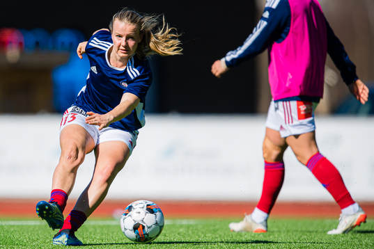 Agnete Kristine Nielsen of Vålerenga warms up