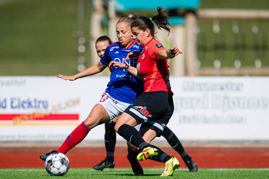 Rikke Bogetveit Nygard of Vålerenga and Marija Aleksic of