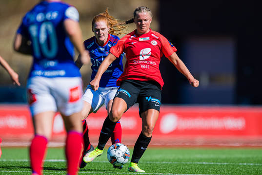 Stine Ballisager Pedersen of Vålerenga and Vilde Drange
