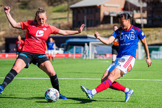 Madeleine Veivåg of Arna-Bjørnar and Ylinn Tennebø of
