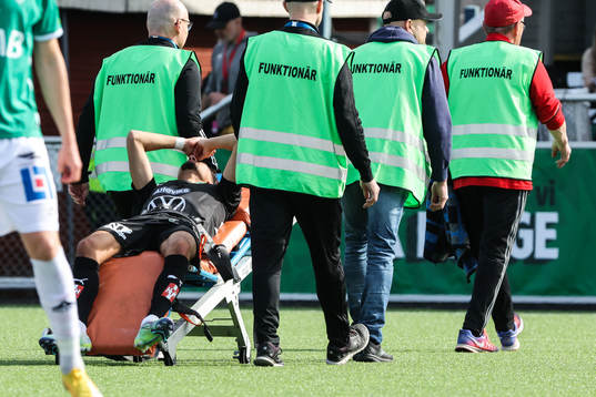 Jönköpings Peter Gwardis bärs ut på bår