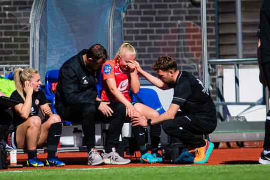 Linnéa Solvoll Laupstad of Arna-Bjørnar leaves the pitch
