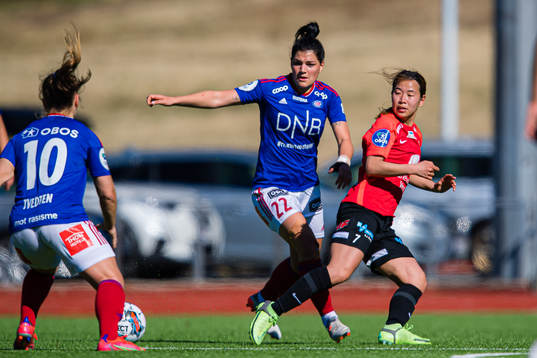 Dejana Stefanovic of Vålerenga and Yuuka Kurosaki of