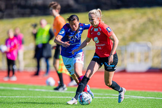 Ylinn Tennebø of Vålerenga and Kristina Herfindal