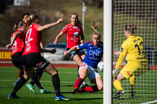 Elise Hove Thorsnes of Vålerenga scores the 0-1 goal