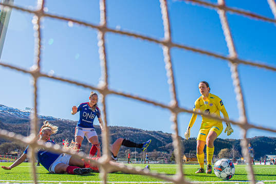 Rikke Bogetveit Nygard of Vålerenga scores the 0-2 goal