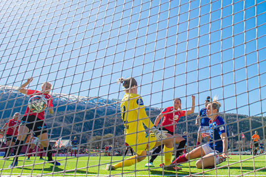 Elise Hove Thorsnes of Vålerenga scores the 0-1 goal