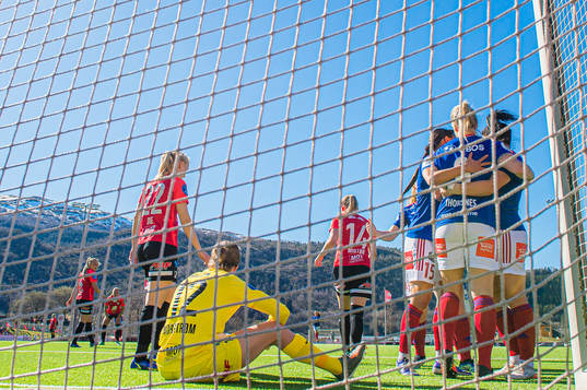Elise Hove Thorsnes of Vålerenga celebrates
