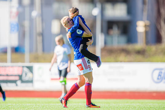 Elise Hove Thorsnes of Vålerenga celebrates
