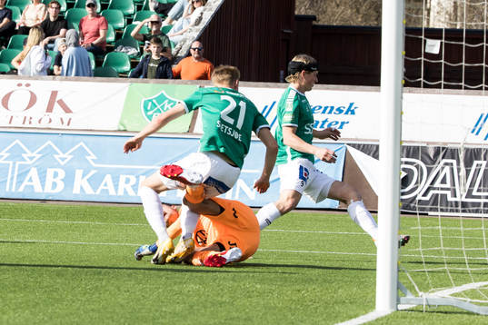 Brages Henry Sletsjöe och Jönköpings målvakt Tom Amos