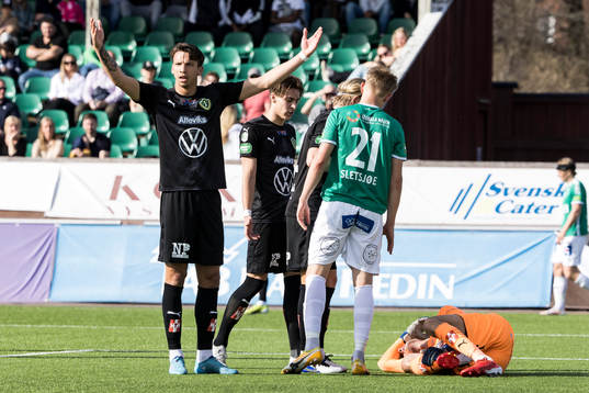 Brages Henry Sletsjöe och Jönköpings målvakt Tom Amos