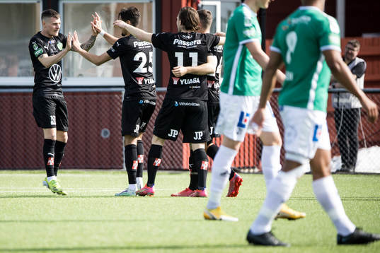 Jönköpings Adrian Edqvist jublar med lagkamrater