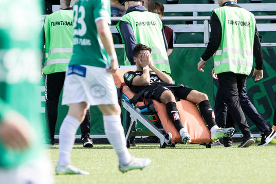 Jönköpings Peter Gwargis skadad lämnar planen på bår
