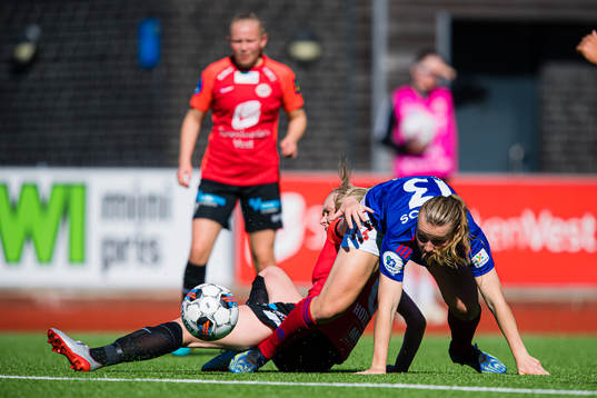 Stine Hovland of Arna-Bjørnar and Agnete Kristine Nielsen