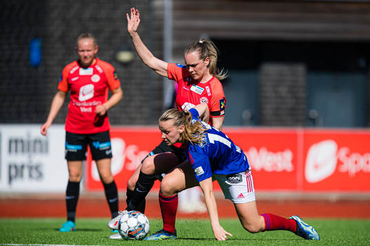 Stine Hovland of Arna-Bjørnar and Agnete Kristine Nielsen