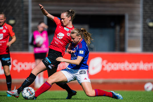 Stine Hovland of Arna-Bjørnar and Agnete Kristine Nielsen