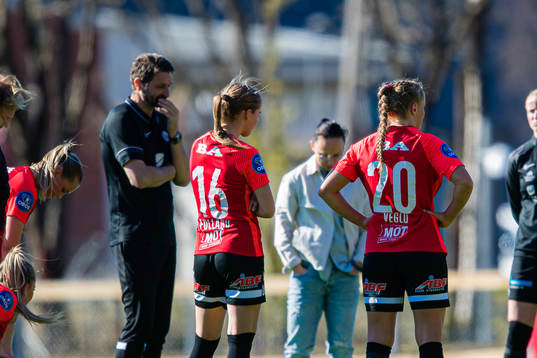 Øyvind Nordtveit, head coach of Arna-Bjørnar, Mina Bell