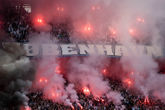 [DK=20220418: FC København fanprotest - med pyroteknik]