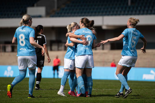 Malmö FFs Anna Plantin jublar med lagkamrater