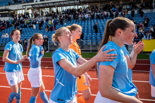 Malmö FFs Stina Stadig och Linnea Svensson jublar