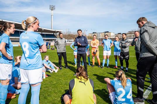 Malmö FFs tränare Fredrik Jahnfors samlar spelarna