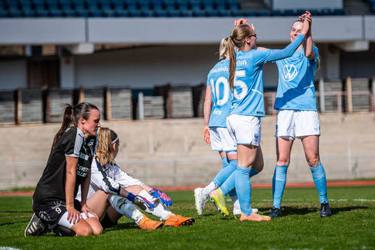 Malmö FFs Cassandra Harletun och Sofia Anker Kofoed jublar