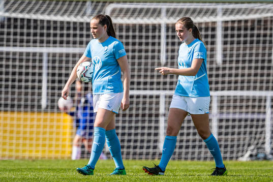 Malmö FFs Linnea Svensson och Ida Lyberg deppar
