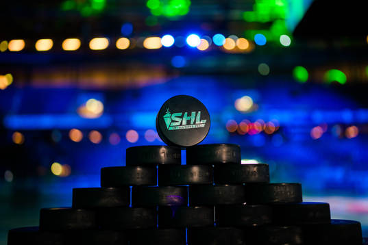 En puck med SM-slutspel 2022 på