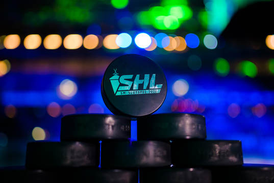 En puck med SM-slutspel 2022 på