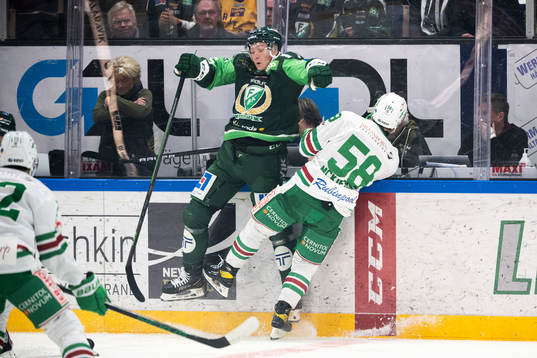 Färjestads Gustav Rydahl och Rögles Ryan McKiernan